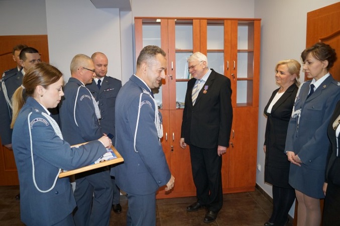 W poznańskim inspektoracie Służby Więziennej odbyła się uroczystość wręczenia odznak resortowych