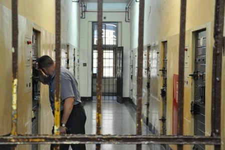 Więźniowie skarżą się, że posiłki są im wydawane przez okienko w drzwiach celi. RPO: To narusza ich godność